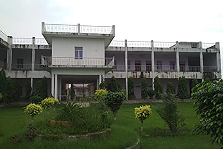 Shri Pandit Mishrilal Mahavidhyalaya campus in Rajakhera, Rajasthan, India — photo 1