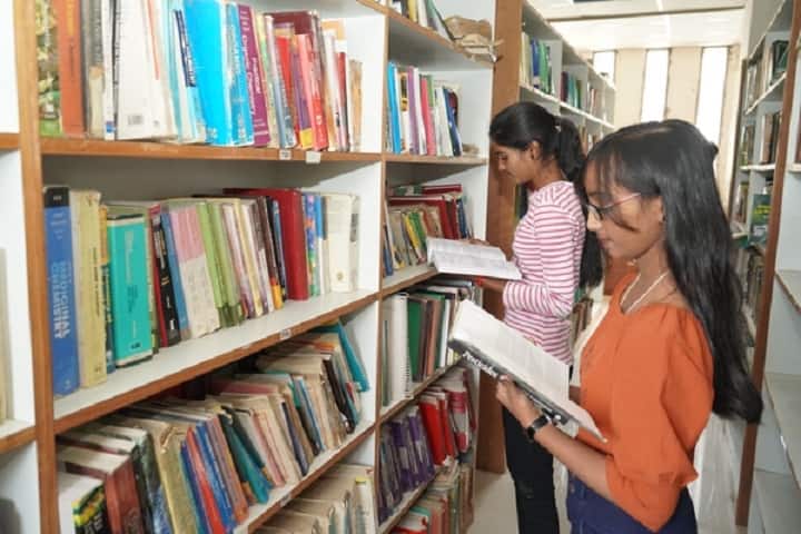 Sau Smitatai Hiray College Of Applied Arts campus in Nashik, Maharashtra, India — photo 2