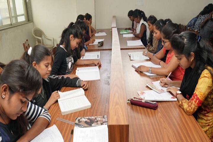 Sau Smitatai Hiray College Of Applied Arts campus in Nashik, Maharashtra, India — photo 3