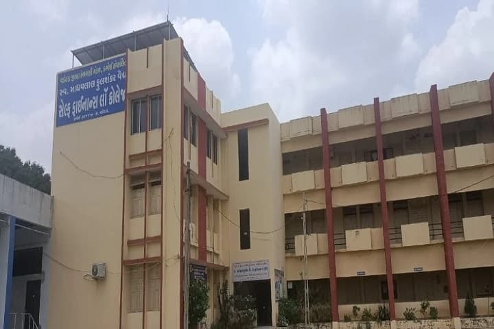 Late Madhavlal Fulshankar Vaidhya Self Finance Law College campus in Vadodara, Gujarat, India — photo 1