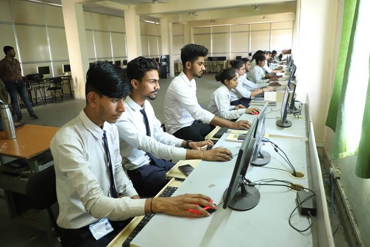 Shri Guru Sandipani Girls Institute Of Professional Studies campus in Ujjain, Madhya Pradesh, India — photo 5
