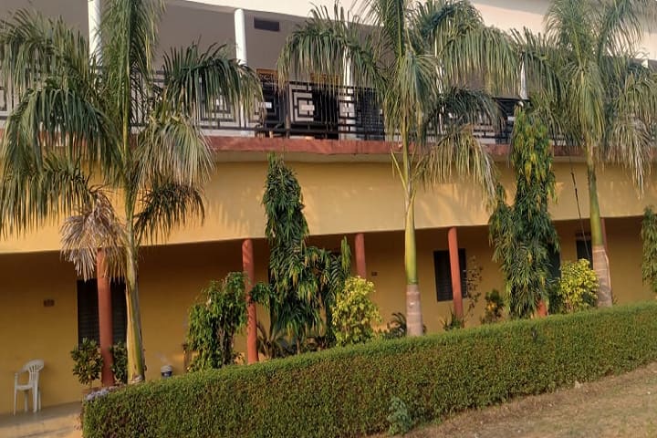 Chaudhary Hukum Singh Dev Kunwar Mahavidyalaya campus in Etawah, Uttar Pradesh, India — photo 1