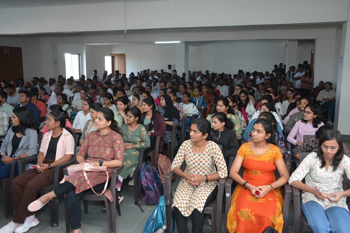 Dr Bhanudas Dhere Ayurved Mahavidyalaya and Rugnalaya campus in Ahmednagar, Maharashtra, India — photo 2