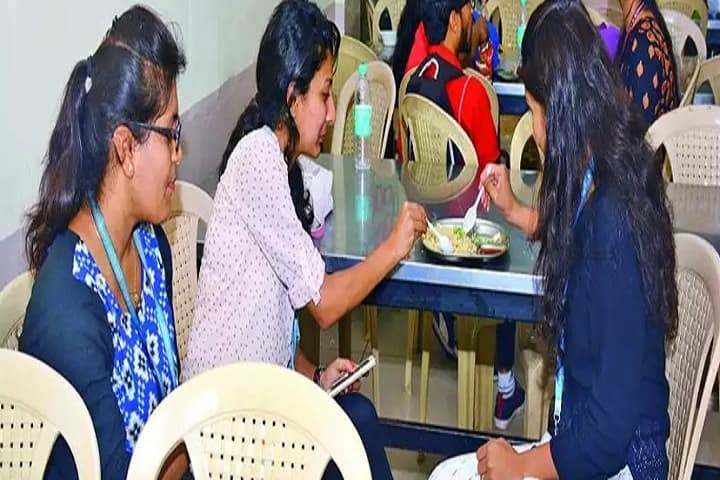 Sahu Ram Swaroop Mahila Mahavidyalaya campus in Bareilly, Uttar Pradesh, India — photo 4