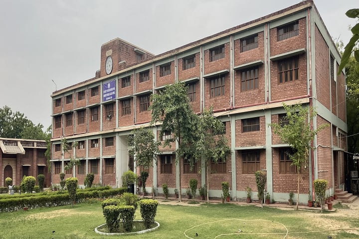 Dayalbagh Homoeopathic Medical College campus in Agra, Uttar Pradesh, India — photo 1