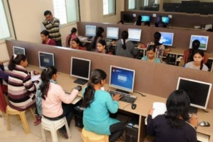 Dr Annasaheb GD Bendale Mahila Mahavidyalaya campus in Jalgaon, Maharashtra, India — photo 4