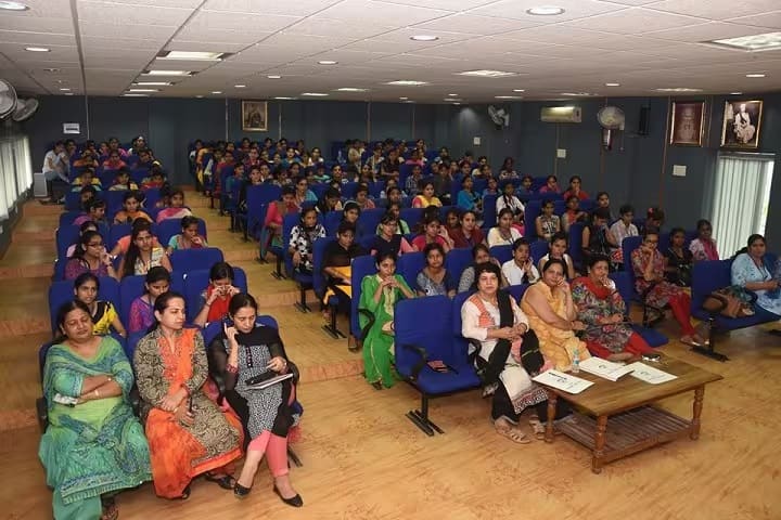 Dayanand Mahila Mahavidyalaya campus in Kurukshetra, Haryana, India — photo 5