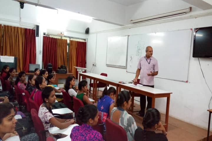 Uma Arts and Nathiba Commerce Mahila College campus in Gandhinagar, Gujarat, India — photo 2