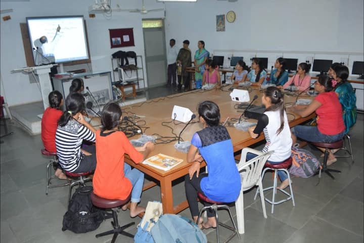 Uma Arts and Nathiba Commerce Mahila College campus in Gandhinagar, Gujarat, India — photo 5
