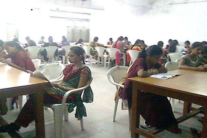 Uma Arts and Nathiba Commerce Mahila College campus in Gandhinagar, Gujarat, India — photo 6