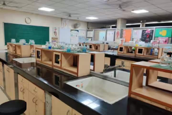 Nehru Homoeopathic Medical College and Hospital campus in New Delhi, Delhi, India — photo 5
