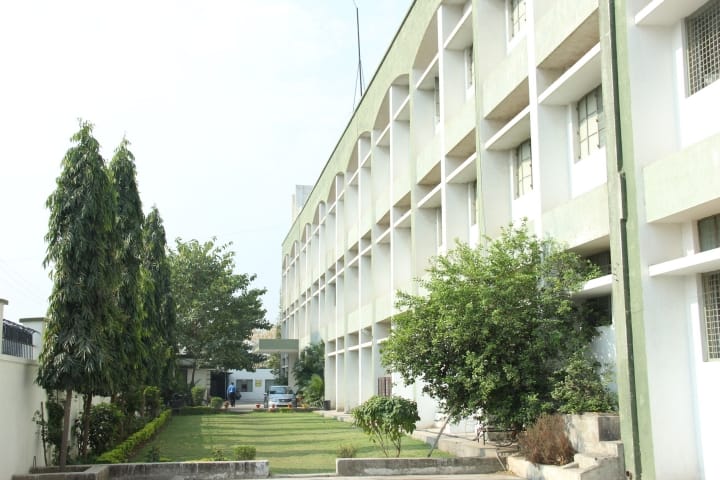 Guru Nanak College of Pharmacy campus in Nagpur, Maharashtra, India — photo 2