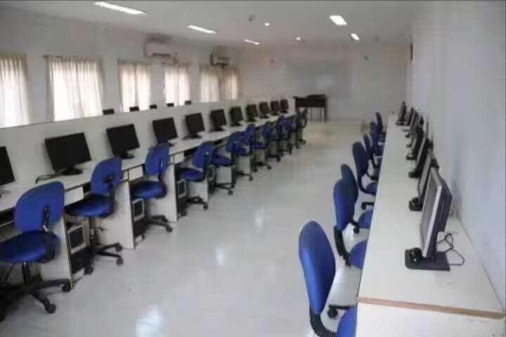 Shri Kumarswami Mahavidyalaya campus in Latur, Maharashtra, India — photo 3