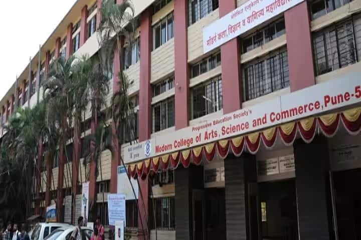 Modern College of Arts Science and Commerce campus in Pune, Maharashtra, India — photo 2