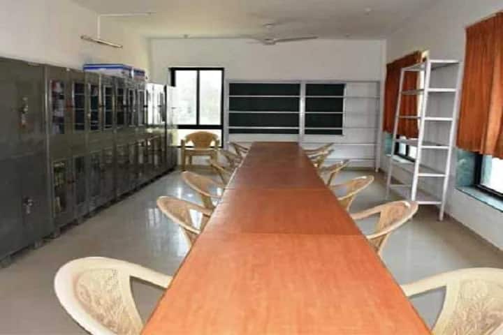 Shri DM Patel Arts and Shri SS Patel Commerce College campus in Anand, Gujarat, India — photo 2