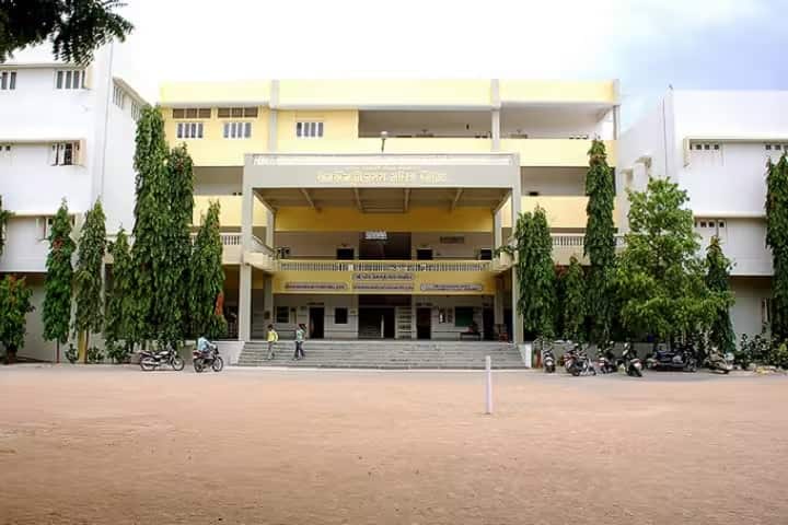 Shri MM Ghodasara Mahila Arts and Commerce College campus in Junagadh, Gujarat, India — photo 1