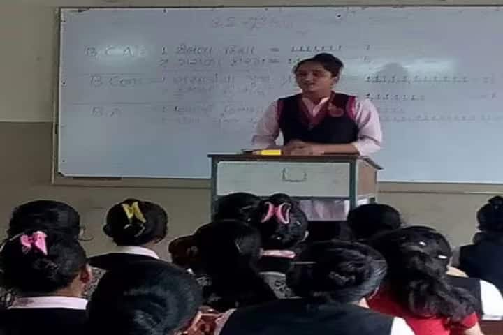 Shri MM Ghodasara Mahila Arts and Commerce College campus in Junagadh, Gujarat, India — photo 2