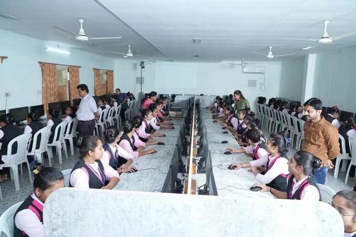 Shri MM Ghodasara Mahila Arts and Commerce College campus in Junagadh, Gujarat, India — photo 4