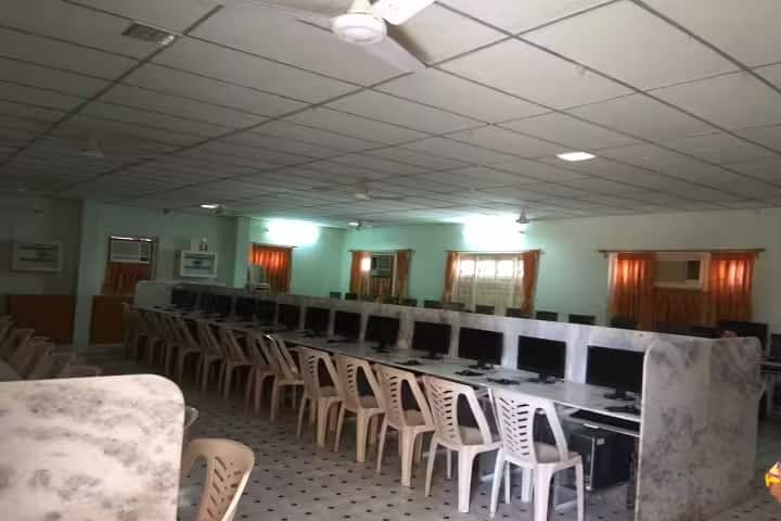 Shri MM Ghodasara Mahila Arts and Commerce College campus in Junagadh, Gujarat, India — photo 5