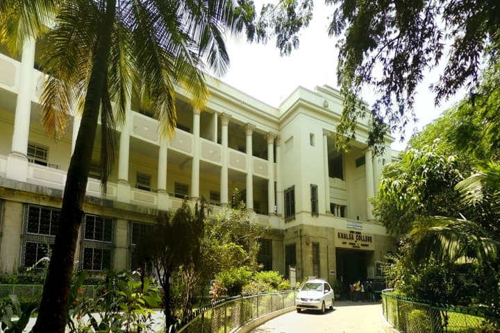 Khalsa College Mumbai campus in Mumbai, Maharashtra, India