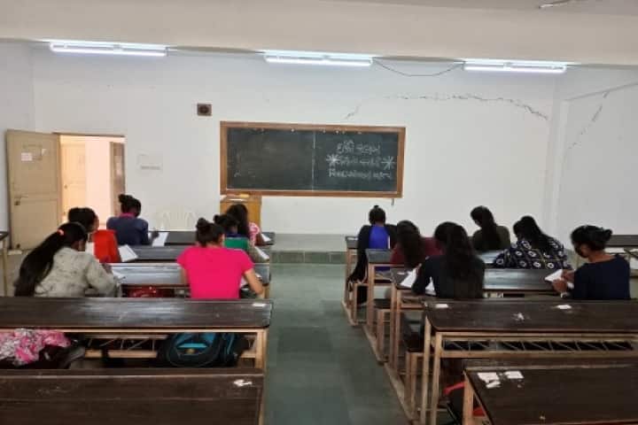 Smt JP Shroff Arts College campus in Valsad, Gujarat, India — photo 3