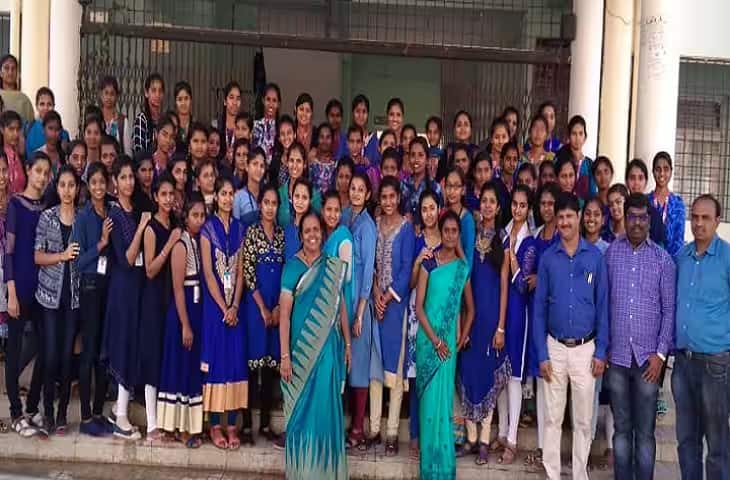 Government First Grade Women's College campus in Holenarasipur, Karnataka, India — photo 2