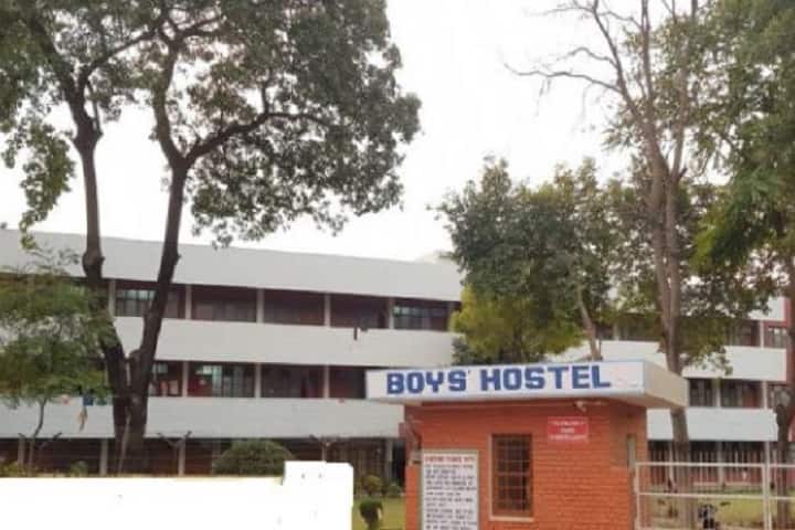 Sri Guru Gobind Singh College campus in Chandigarh, India — photo 2