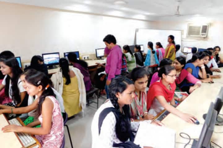 Smt Pramila Gokul Das Daga Girl's College campus in Raipur, Chhattisgarh, India — photo 4