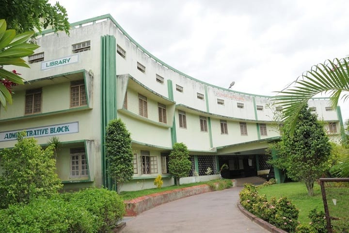 VRS and YRN College campus in Chirala, Andhra Pradesh, India — photo 1