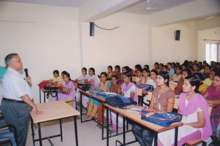 Maharani Pushpmala Raje Paur Government Girls Degree College campus in Dewas, Madhya Pradesh, India — photo 4