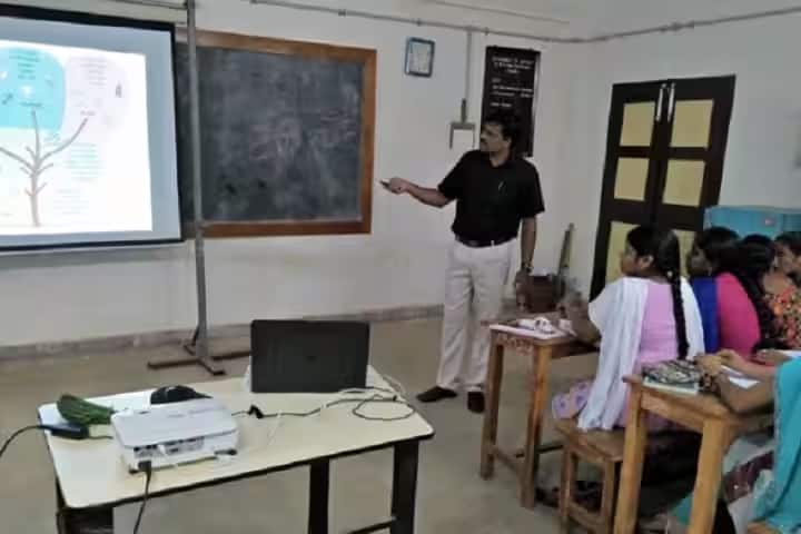Dr Sarvepalli Radhakrishnan Government Arts College campus in Puducherry, India — photo 3