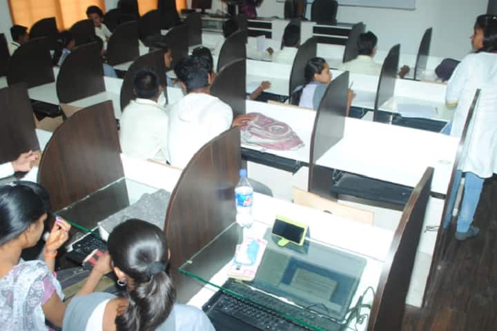 Rayat Shikshan Sanstha's Shri Sadguru Gangageer Maharaj Science Gautam Arts and Sanjivani Commerce College campus in Kopargaon, Maharashtra, India — photo 4