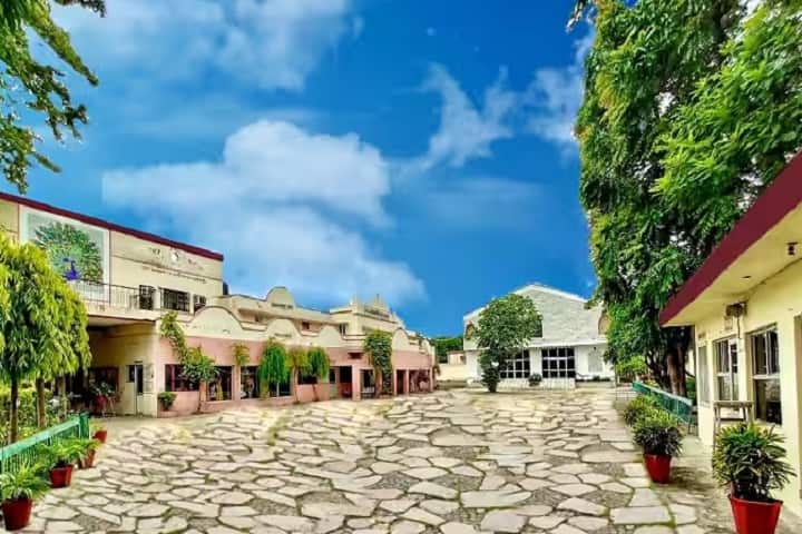 Banarsi Dass Arya Girls College campus in Jalandhar, Punjab, India — photo 3
