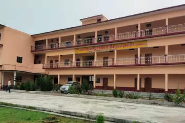 Mata Rani Rumali Devi Mahila Mahavidyalaya campus in Maharajganj, Uttar Pradesh, India — photo 1