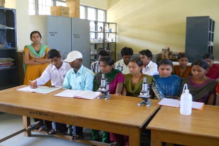 Government Eklavya College campus in Dondi Lohara, Chhattisgarh, India — photo 2