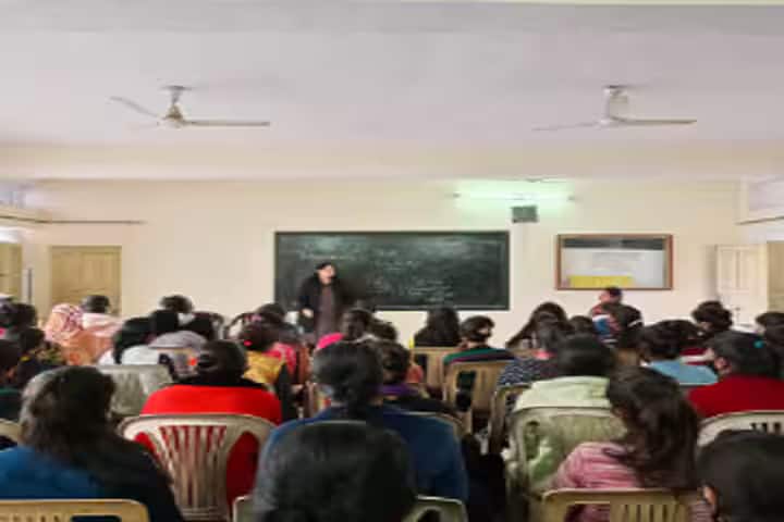 Vedic Kanya PG College campus in Jaipur, Rajasthan, India — photo 3