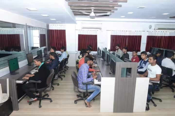 Harivandana College campus in Rajkot, Gujarat, India — photo 4