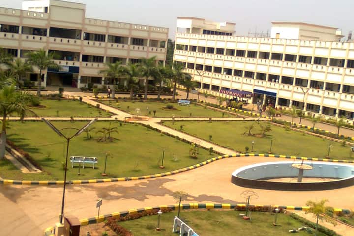 Sri Vasavi Engineering College campus in West Godavari, Andhra Pradesh, India — photo 1