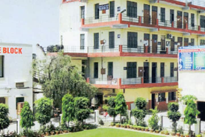 Dayanand Girls PG College campus in Kanpur, Uttar Pradesh, India — photo 2