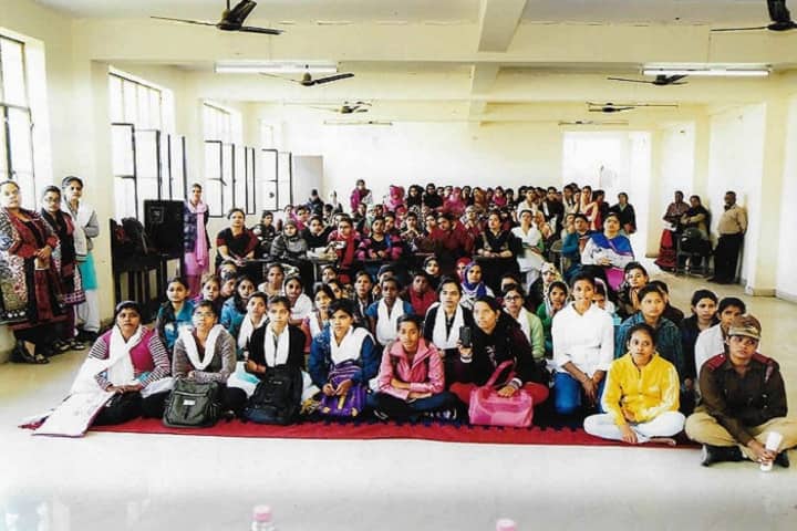 Dayanand Girls PG College campus in Kanpur, Uttar Pradesh, India — photo 3