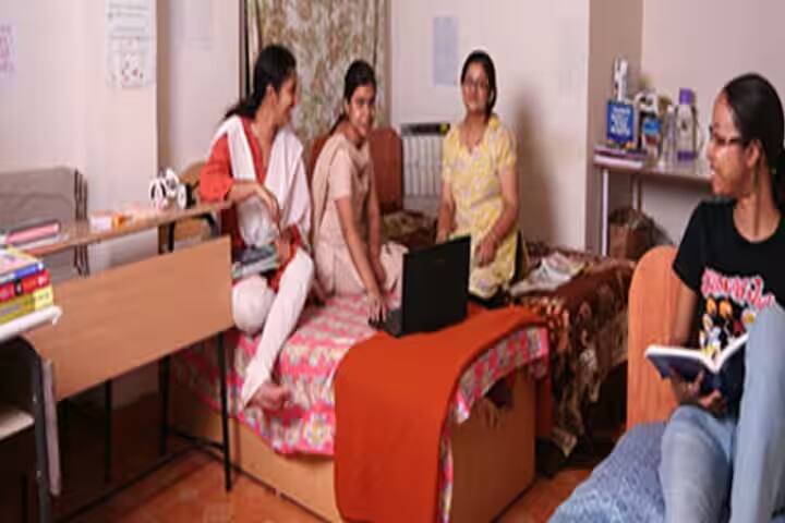 Smt Radhadevi Goenka College for Women campus in Akola, Maharashtra, India — photo 3
