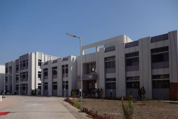 Dr S and SS Ghandhy College of Engineering and Technology campus in Surat, Gujarat, India — photo 2