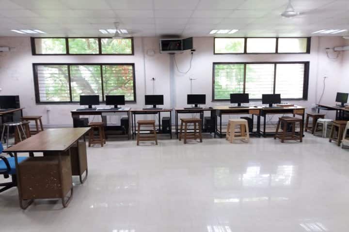 Dr S and SS Ghandhy College of Engineering and Technology campus in Surat, Gujarat, India — photo 4