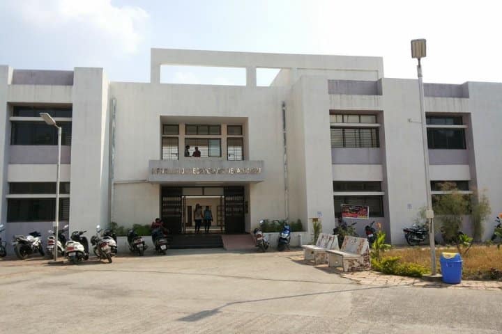Dr S and SS Ghandhy College of Engineering and Technology campus in Surat, Gujarat, India — photo 5