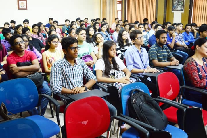 HR College of Commerce and Economics campus in Mumbai, Maharashtra, India — photo 2
