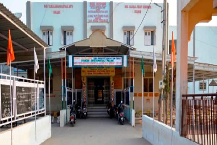 Shri Trikamjibhai Chatwani Arts and JV Gokal Trust Commerce College campus in Radhanpur, Gujarat, India — photo 2