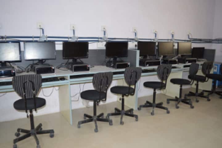 Shri Trikamjibhai Chatwani Arts and JV Gokal Trust Commerce College campus in Radhanpur, Gujarat, India — photo 4