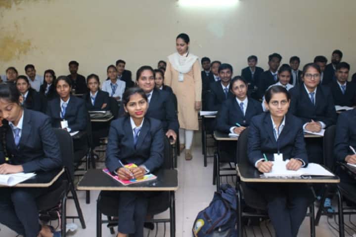 The Mandvi Education Society Science College campus in Surat, Gujarat, India — photo 2