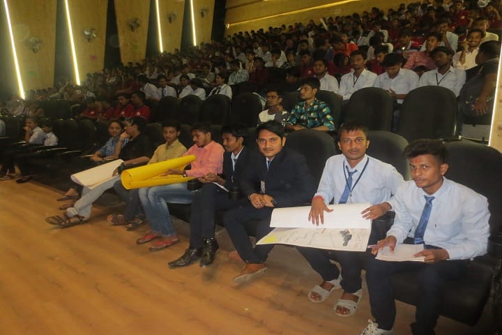 The Mandvi Education Society Science College campus in Surat, Gujarat, India — photo 3