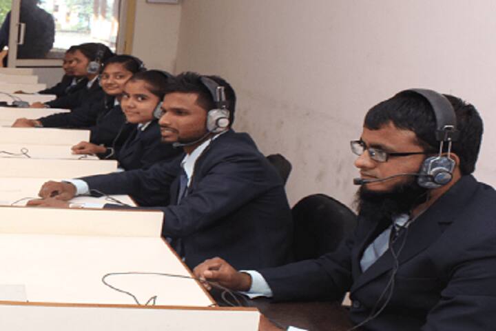 The Mandvi Education Society Science College campus in Surat, Gujarat, India — photo 4